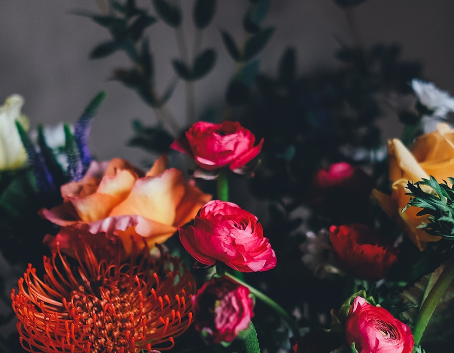 Mørk buket med orange blomster