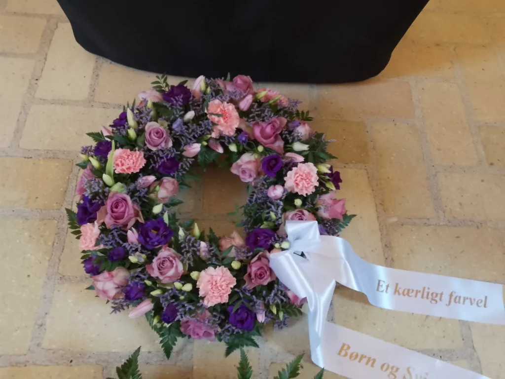 Krans i lilla nuancer med bånd